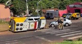Viatura da PM se envolve em acidente com carro e tomba em Cascavel