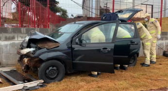 Motorista fica enclausurado após forte batida entre carros em Cascavel