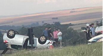 Carro capota após colisão no trevo de Tupãssi