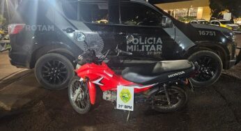 Deu Ruim: Homem sem habilitação empina motocicleta próximo a viatura da ROTAM em Assis Chateaubriand