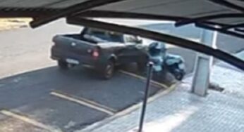 Fiat Strada colide contra motos e deixa estragos no centro de Assis Chateaubriand; Assista o video!