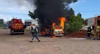 Kombi pega fogo durante abastecimento em posto de combustíveis em Cascavel