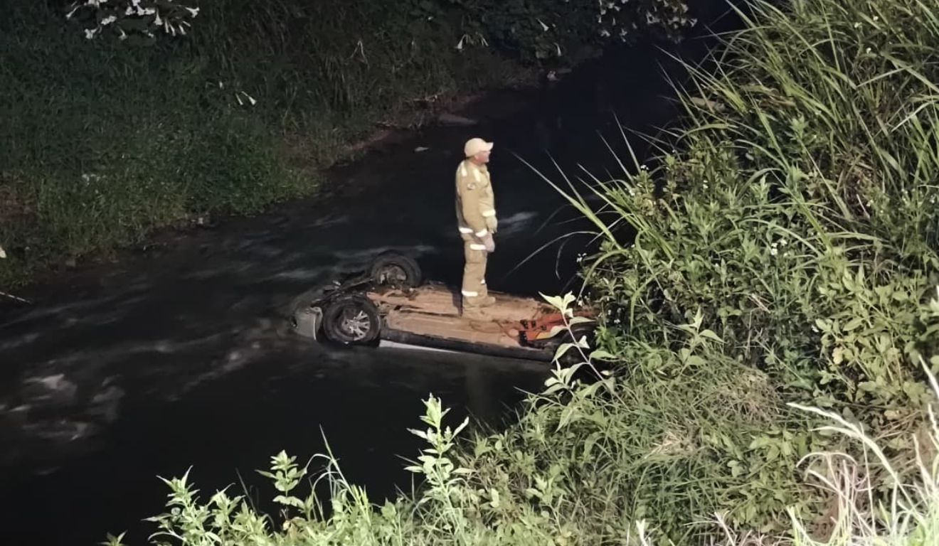 Motorista bêbado foge após acidente, despenca de barranco e cai em rio no PR