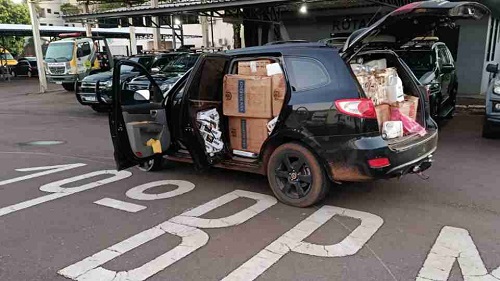 Veículo carregado com cigarros e defensivos contrabandeados é abandonado após perseguição em Toledo