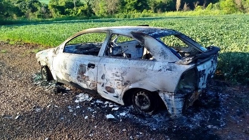 Astra é encontrado completamente destruído pelo fogo em estrada rural de Nova Santa Rosa