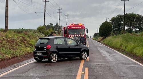 Motorista fica ferido após carro bater em barranco na PR-239, em Quatro Pontes