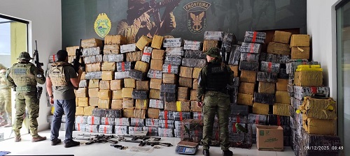 BPFRON, BPMA E NEPOM apreendem quase 3.5 toneladas de maconha, 4 fuzis e prende um homem em Icaraíma