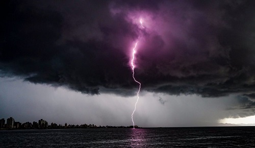 Ciclone extratropical deixa região Sul em alerta e aulas são suspensas em SC