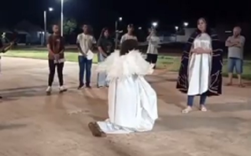 Grupo de jovens emocionam participantes de novena de Natal em Assis Chateaubriand com aprentação