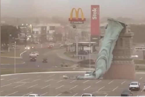 Estátua da Liberdade da Havan cai durante temporal no RS; assista