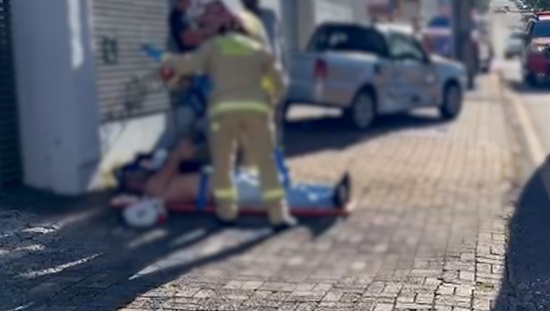 Vítima de grave acidente envolvendo o micro-ônibus de Assis Chateaubriand no Centro de Cascavel morre no interior da ambulância