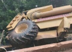 Colheitadeira cai de ponte e deixa trabalhador ferido no interior de Palotina