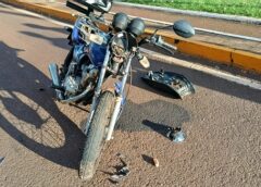 Motociclista bate e é arremessado para dentro da caçamba de picape em Toledo