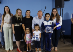 Investimento de R$ 877,8 mil: Ano letivo começa e alunos da rede municipal recebem uniformes