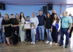 Prefeitura investe R$ 300 mil e garante kits de material escolar aos alunos