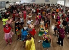 Carnaval com a Melhor Idade reúne cerca de 300 idosos em Assis Chateaubriand