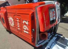 Ambulância do Samu tomba após acidente em cruzamento de Maringá
