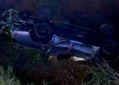 Caminhonete capota e cai em barranco na BR-467 entre Cascavel e Toledo