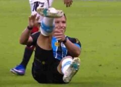 O cascavelense Marlon do Grêmio sofre lesão gravíssima contra o Vitória; Veja o vídeo