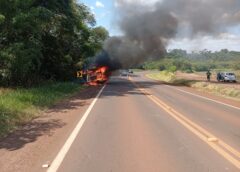 Veículo pega fogo na PR-239 e equipe da Polícia Rodoviária atua para garantir a segurança dos usuários