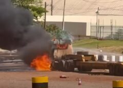 Carreta fica destruída após incêndio em Formosa do Oeste