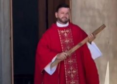 Padre Machado usa bom humor em defesa das palmeiras neste Domingo de Ramos; vídeo