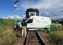 VÍDEO: Trem arrasta ambulância por vários metros em cruzamento na BR-369; três ficaram feridos
