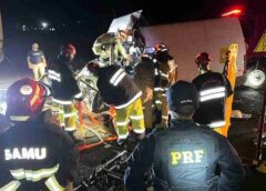 Mulher fica presa às ferragens após batida com bitrem na BR-376