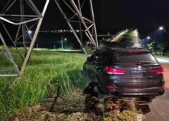 BMW bate contra torre de energia durante a madrugada em Cascavel