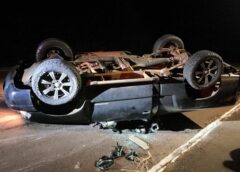 Caminhonete capota durante a madrugada na PR-495 em Pato Bragado