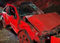 Carro fica completamente destruído em capotamento na PR 491