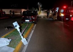 Veículo invade canteiro e derruba poste após colisão entre camionetes em Toledo
