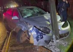 Carro derruba poste e deixa parte do Coopagro sem energia durante a noite em Toledo