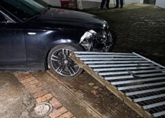 BMW derruba poste e atinge condomínio após forte batida em cruzamento de Toledo