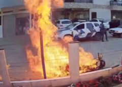 Morre mãe que tentou impedir filho de incendiar moto durante abordagem; vídeo