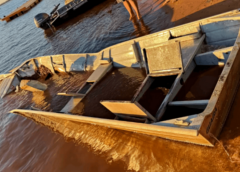 Barco atingido por pedra do Paredão das Araras é retirado do fundo do Rio Paraná