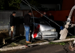 Colisão entre carro e motocicleta deixa feridos e provoca danos à rede elétrica em Jesuítas