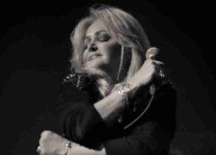 Bonnie Tyler, voz de “Total Eclipse of the Heart”, morre aos 75 anos
