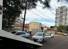 Idoso sofre mal súbito ao volante e provoca acidente com vários veículos estacionados em Assis Chateaubriand