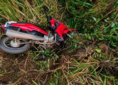 COLISÃO TRASEIRA ENTRE CARRO E MOTO DEIXA MOTOCICLISTA FERIDO NA PR-317, ENTRE BRAGANTINA E TOLEDO