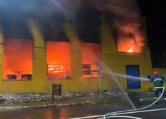 Defesa Civil e Bombeiros combatem incêndio em supermercado de Iporã